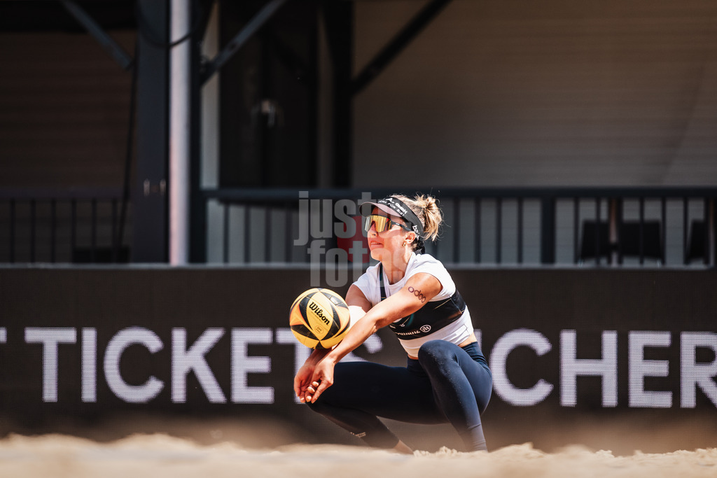 Beachvolleyball | Frauen | Allianz German Beach Tour 2025 | Tourstop Hamburg | 29.05.2025 | Louisa Marunde bei der Annahme
