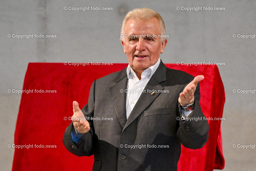 Asten_ Paneum_ Enthuellung Kunstwerke_ 26.09.2023-2 | 26.09.2023, Asten, AUT, Enthuellung Kunstwerke, Bread-Head und Sweet-Head im Bild Peter Augendopler (Gruender des PANEUM und backaldrin-Inhaber)




