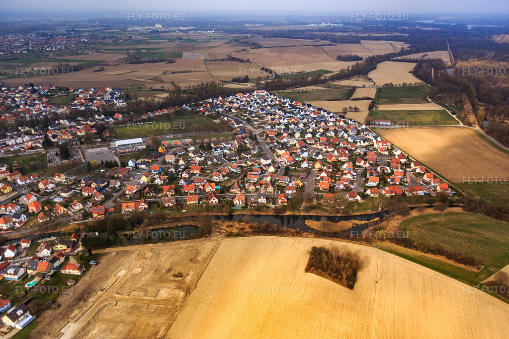 Vue aérienne: Vue de la ville depuis le sud à Offendorf dans le département Bas Rhin, France – .Photo: IMG_086618.jpg prise le 19/03/2016 par Werner Riehm/FLY-FOTO.eu – Résolution de l'original: 5242 x 3495 px