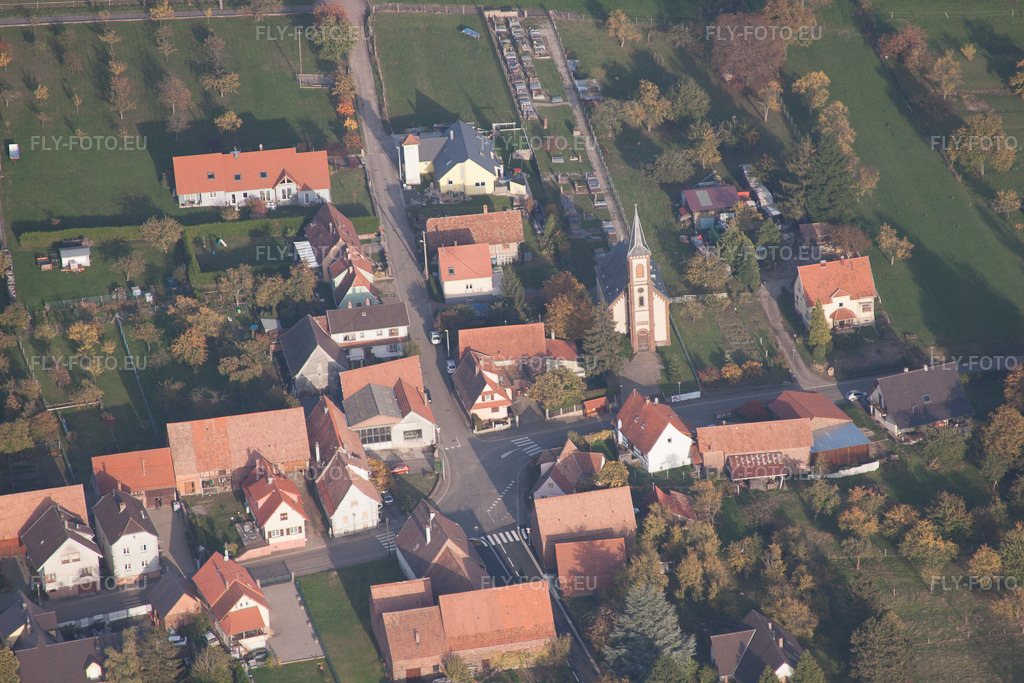 Vue aérienne: Vue de la ville à Nehwiller-près-Wœrth dans le département Bas Rhin, France. Photo: IMG_54138.jpg prise le 21/10/2012 par Werner Riehm/FLY-FOTO.eu – Résolution de l'original: 4752 x 3168 px