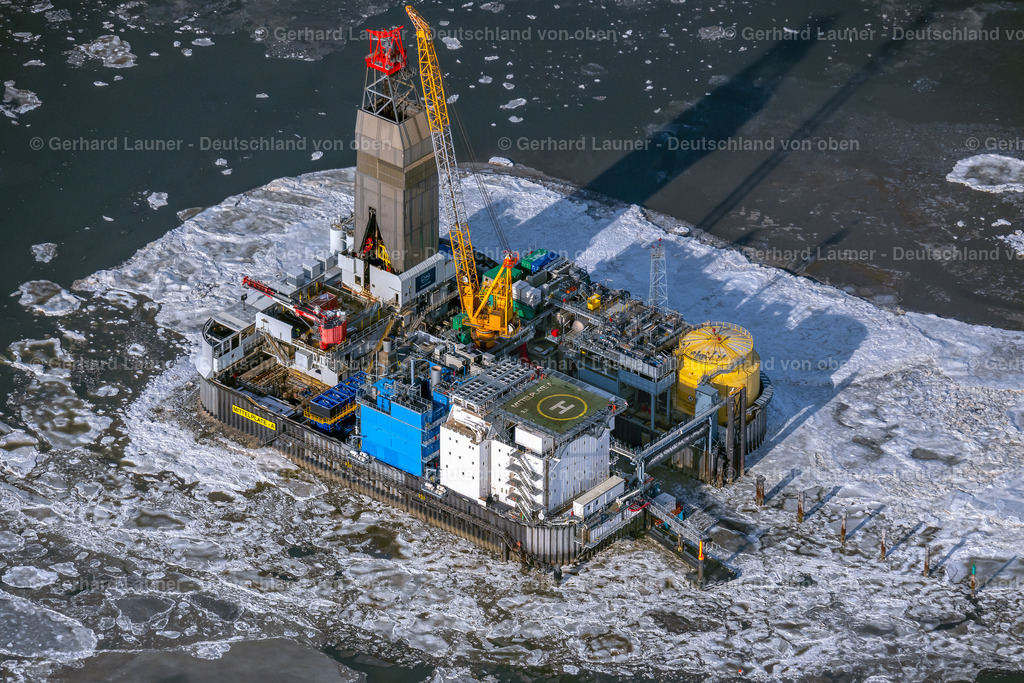 4044483 | FRIEDRICHSKOOG 14.02.2021 Winterlich schneebedeckte Bohrinsel- Plattform Mittelplate auf der Meeresoberfläche der Nordsee in Friedrichskoog im Bundesland Schleswig-Holstein, Deutschland.