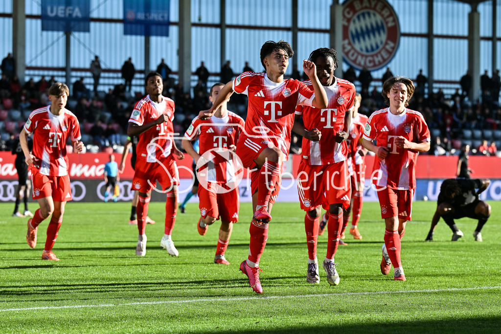 FC Bayern München U19 - Sporting Lissabon U19 | MUNICH, GERMANY - 09. DECEMBER: Jubel der Bayern nach dem Treffer zum 2-0 durch Maycon CARDOZO (FC Bayern München 7) / Tor / Torschuetze / Freude / Happy während dem Match zwischen der U19 des FC Bayern München und der U19 von Sporting Lissabon am 6. Spieltag der UEFA Youth League Ligaphase am FC Bayern Campus