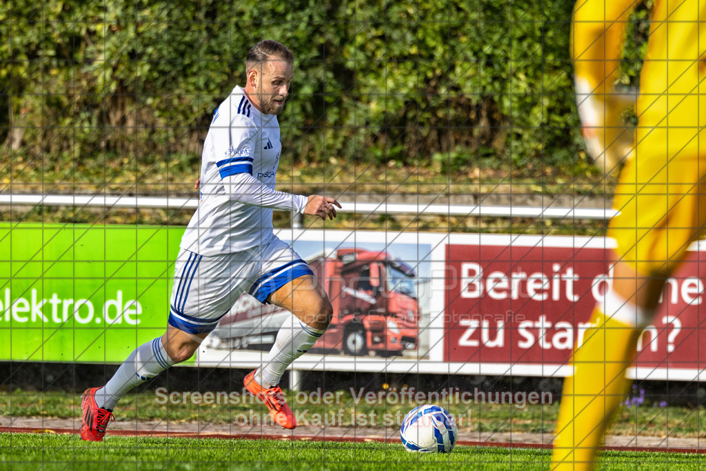 20261010_155440_0503-Bearbeitet_(c)_by_PhotoPeet | #,1.FC Eislingen (weiß) vs. TSV Bernhausen (lila), Fussball, Landesliga 2 - wfv, 11. Spieltag, Saison 2026/2027, Rasenplatz, Eichbachstation, Haldenstraße, 73054 Eislingen, 10.10.2026 - 15:30 Uhr,Foto: PhotoPeet / Sport- &amp; Eventfotografie / Peter Harich