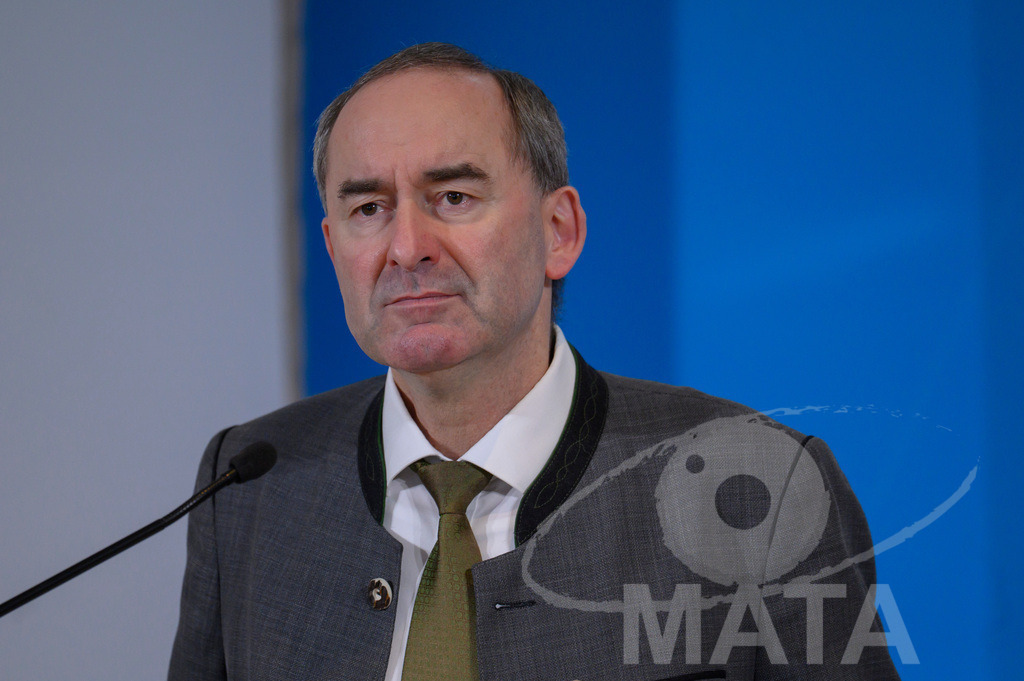 _DWI7731 | Bayerns Wirtschaftsminister Hubert Aiwanger (Freie Wähler) Pressekonferenz im Lokschuppen. Rosenheim, 02.12.2025 Bayern Deutschland - Realisiert mit Pictrs.com