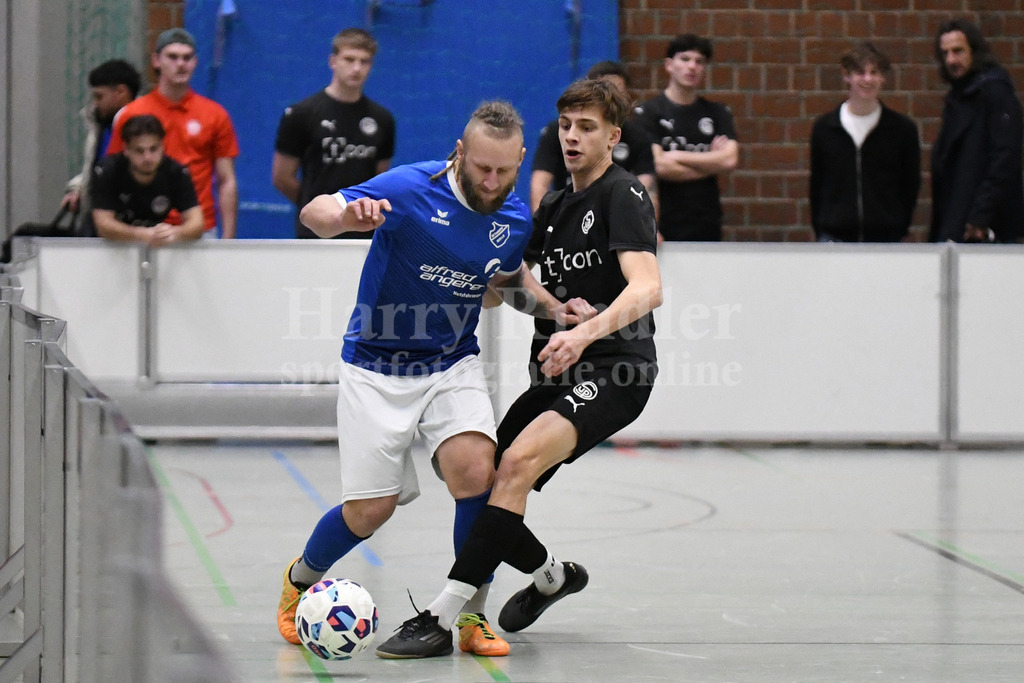 Allianz Fischer Cup 2026; FC Dingolfing; SV Pankofen; | Simon Schwetz (SV Pankofen in Blau)  wurde zusammen mit Marcel Müller (FC Dingolfing) mit 6 Treffern Torschützenkönig. - Realisiert mit Pictrs.com
