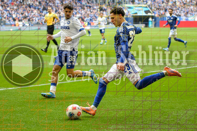 05.04.2026, GER, Fussball, Herren, 2. BL, Saison 2025/2026, FC Schalke 04 - Karlsruher SC | Rafael Pinto Pedrosa (KSC) und Soufiane El-Faouzi (S04) im Kampf um den Ball 