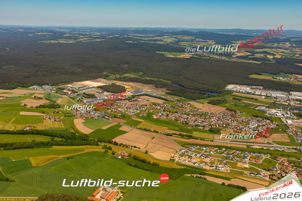 Das Luftbild zeigt : Mittelkreith Roding - Die Luftaufnahme wurde 2024 vom UL-Flugzeug aus erstellt ( keine Drohne ) - Hochauflösende Luftaufnahme - Für grossformatige Ausdrucke geeignet. Die Geschenkidee !Mit Lizenz und Bildrechte bestellbar