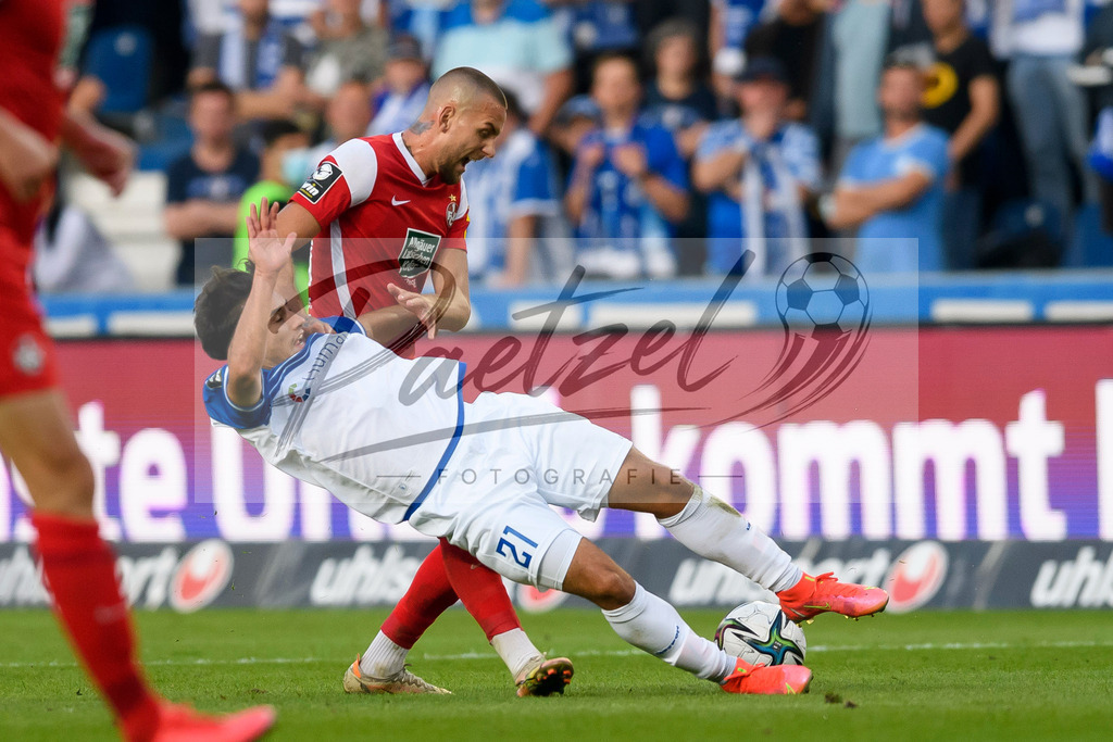 FCMFCK20210904_202 | Fussball, Herren: Rene Klingenburg (1. FC Kaiserslautern) und Barıs Atik (1. FC Magdeburg) im Zweikampf beim Spiel der 3. Liga zwischen 1. FC Magdeburg und 1. FC Kaiserslautern in der MDCC-Arena am 04.09.2021 in Magdeburg, Deutschland.DFB / DFL REGULATIONS PROHIBIT ANY USE OF PHOTOGRAPHS AS IMAGE SEQUENCES AND/OR QUASI-VIDEO. - Realisiert mit Pictrs.com