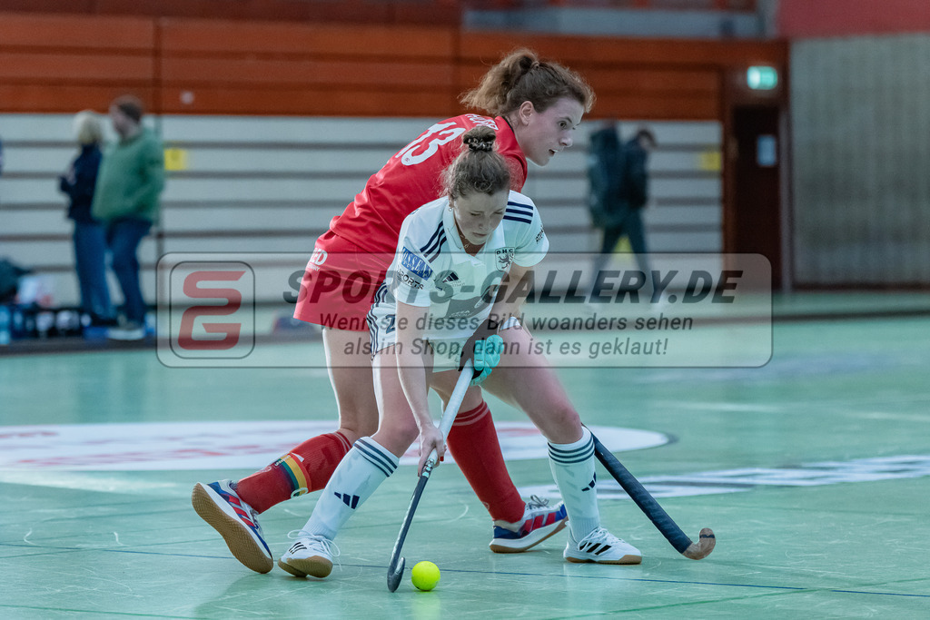 HK_20231217_107705 | 1. Bundesliga Damen Crefelder HC - Düsseldorfer HC  am 17.12.2023 Sporthalle Glockenspitz, Krefeld , Jule Hufer ( Crefelder HTC #13 ) , Maike Schaunig ( Düsseldorfer HC #21 )