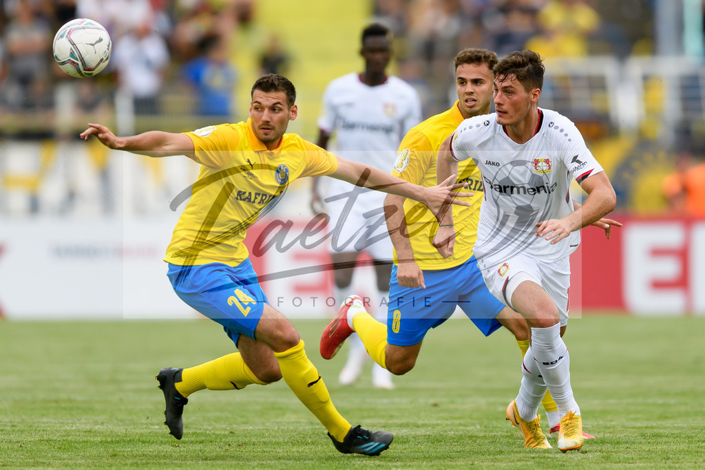 LLELEV20210807_021 | Fussball, Herren: Luca Sirch (1. FC Lokomotive Leipzig) und Patrik Schick (Bayer 04 Leverkusen) im Zweikampf beim Spiel der 1. Runde im DFB-Pokal zwischen 1. FC Lokomotive Leipzig und Bayer 04 Leverkusen im Bruno-Plache-Stadion am 07.08.2021 in Leipzig, Deutschland.DFB / DFL REGULATIONS PROHIBIT ANY USE OF PHOTOGRAPHS AS IMAGE SEQUENCES AND/OR QUASI-VIDEO. - Realisiert mit Pictrs.com