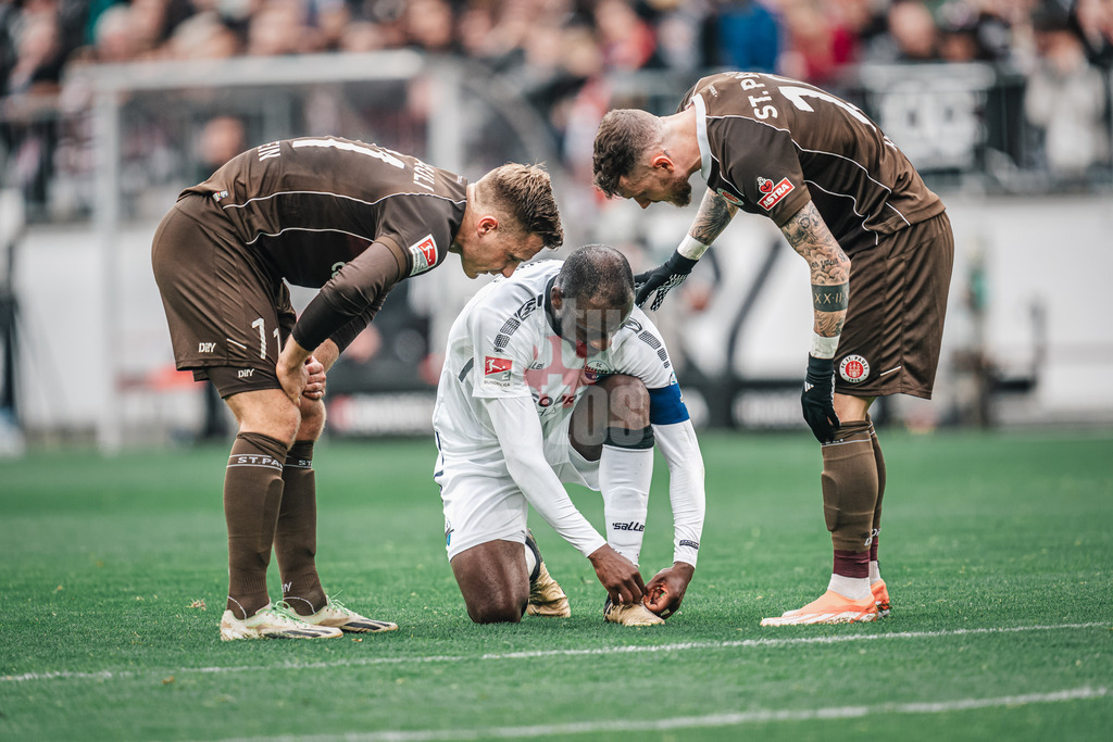 Fußball | Männer | Saison 2023/2024 | 2. Fußball-Bundesliga | 27. Spieltag | FC St. Pauli vs. SC Paderborn 07 | 31.03.2024 | David Kinsombi (#8, SC Paderborn 07) Probleme mit seinen Schuhen, Johannes Eggestein (#11, FC St. Pauli) und Marcel Hartel (#10, FC St. Pauli) gehen zur Hilfe