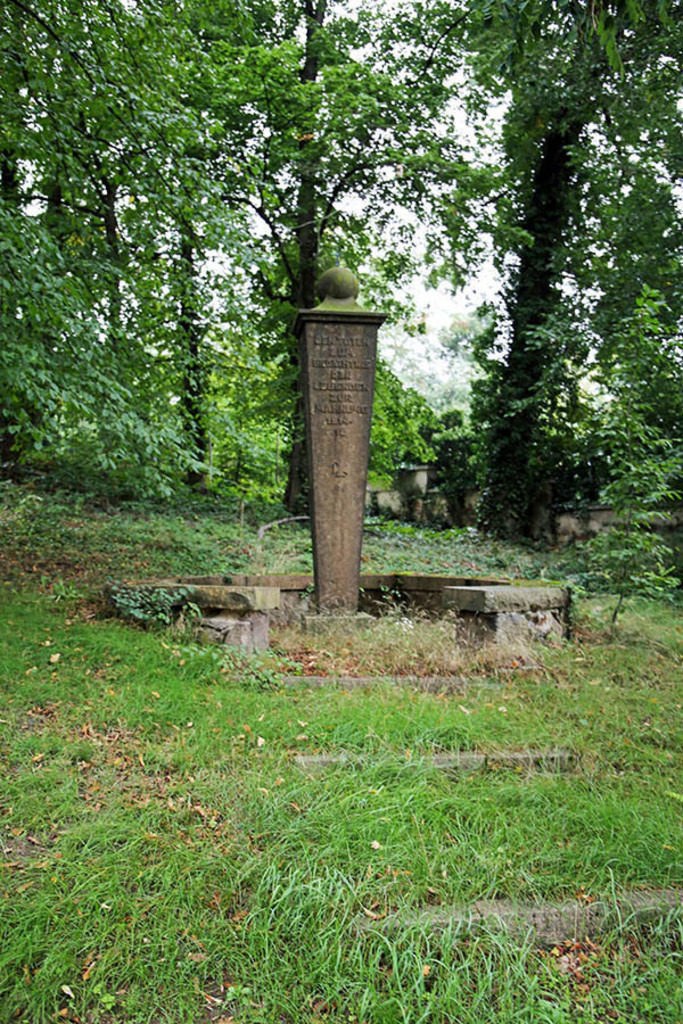 Foto: Leipzig - Kriegerdenkmal 1914-1918 Friedhof Thekla | Das Team hinter BILDLEXIKON LEIPZIG bündelt historische wie aktuelle Informationen über die Stadt Leipzig in Text und Bild auf einer Plattform und stellt diese der interessierten Öffentlichkeit zur Verfügung.