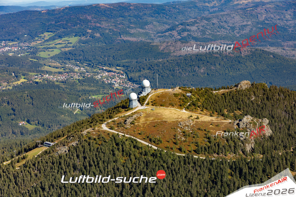 Die Luftaufnahme Grosser Arber - Bayerisch Eisenstein wurde 2021 mittels Flugzeug (keine Drohne) erstellt. Hohe Auflösung -für große Poster und Wandbilder geeignet!