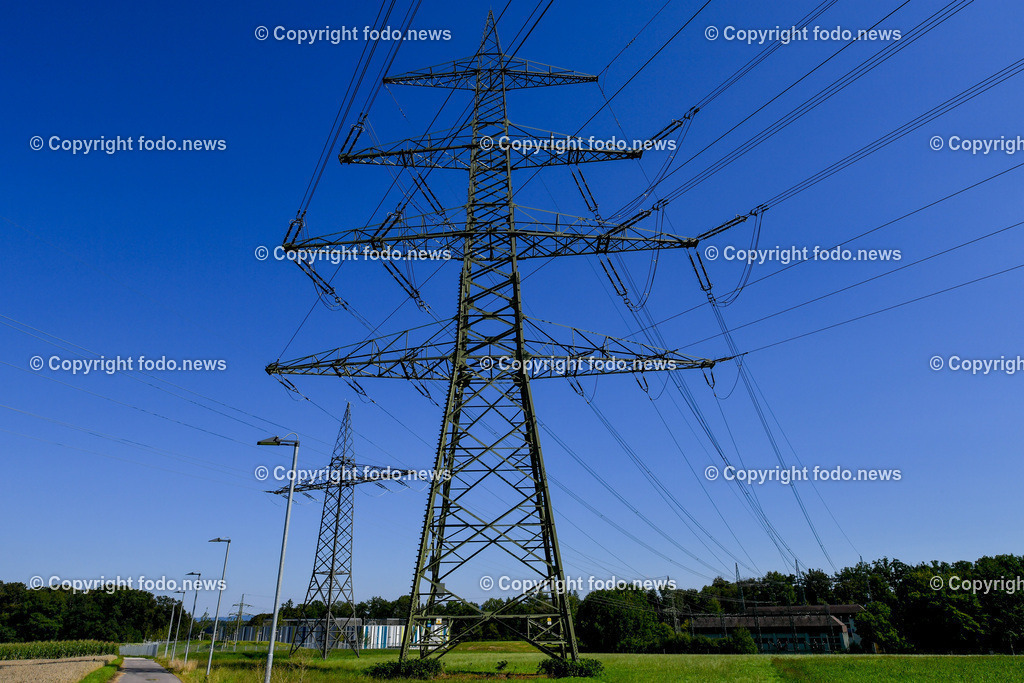 Deutschland_ Baden-Wuerttemberg_ Ebersbach an der Fils_ 09.08.2025-8 | 09.08.2025, Deutschland, GER, Baden-Wuerttemberg, Ebersbach an der Fils, im Bild Themenbild, Strommasten, Stromleitung, Hochspannungsleitung, Energieuebertragung, Kabel, Infrastruktur, Elektrizitaet, Stromnetz, Leitungen, Masten, Umspannwerk, Spannung, Energieversorgung, Stromversorgung, Freileitung, Isolatoren, Metallgitter, Umwelt, Netzstabilitaet, Versorgungsnetz, Landschaft, Sicherheit, Technik, Leitungsbau, Wartung, Feature, Symbolbild