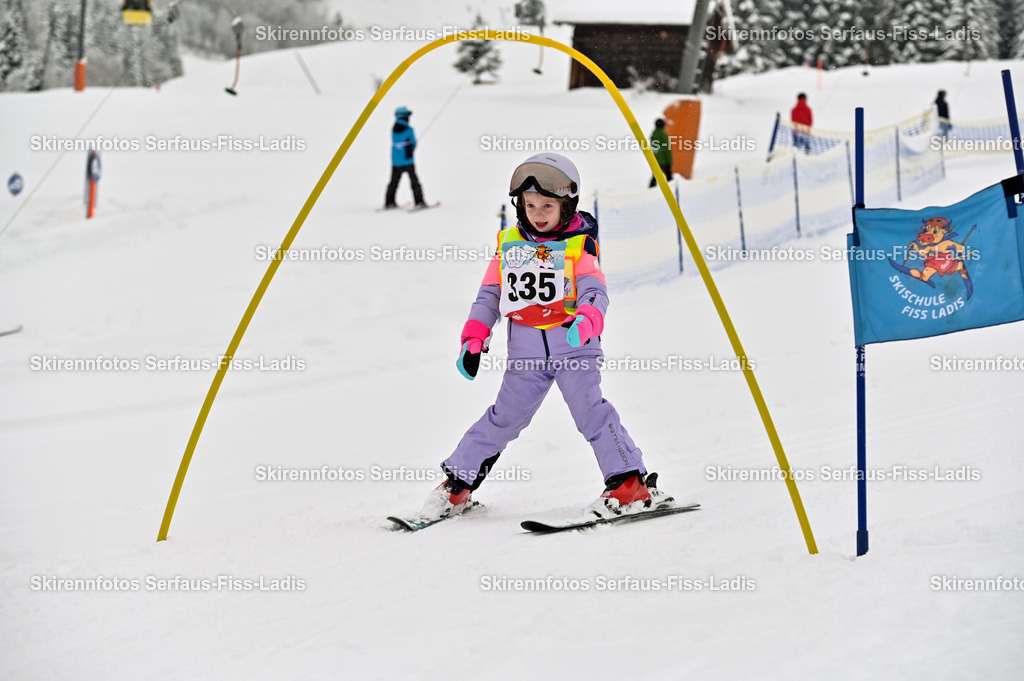 SRF_20.02.2026_0021 | Skirennfotos,Serfaus,Fiss,Ladis,Kinderskirennen,Winter,Tirol,Oberland,skirace,SFL,feelfree,weil wir's genießen,ski,Ski,skifahren,Sonnenplateau, - Realisiert mit Pictrs.com