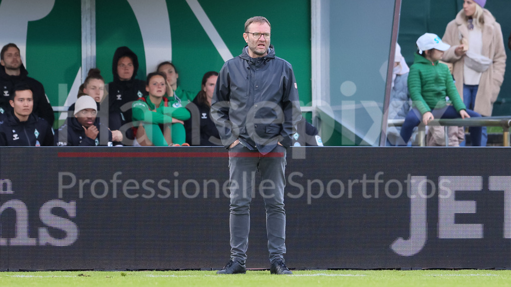 Fussball, Google Pixel Frauen-Bundesliga, SV Werder Bremen - MSV Duisburg | v.li.: Thomas Horsch (Trainer, Cheftrainer, SV Werder Bremen), DIE DFB-RICHTLINIEN UNTERSAGEN JEGLICHE NUTZUNG VON FOTOS ALS SEQUENZBILDER UND/ODER VIDEOÄHNLICHE FOTOSTRECKEN. DFB REGULATIONS PROHIBIT ANY USE OF PHOTOGRAPHS AS IMAGE SEQUENCES AND/OR QUASI-VIDEO.