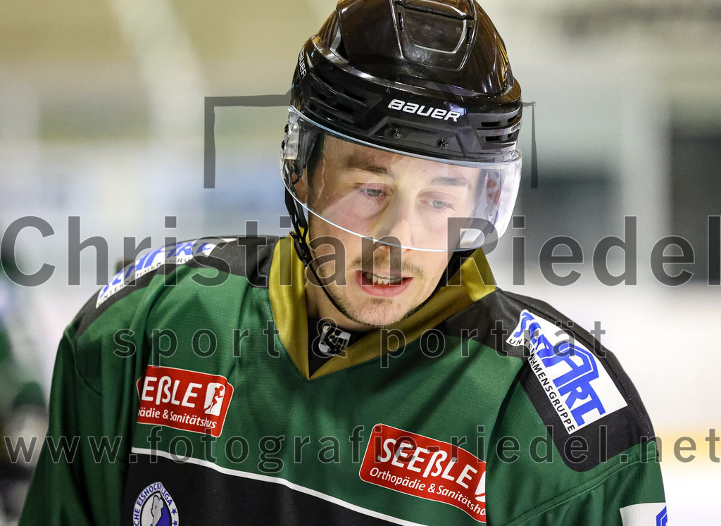 2022-09-23_051_TSV_Erding_gegen_EV_Fuessen | Erding, Deutschland, 23.09.2022:
Eishockey, Bayernliga 2022 / 2023, Testspiel, TSV Erding gegen EV Füssen, Endergebnis: 1:3

Sebastian Busch (Erding Gladiators, #11)

Foto: Christian Riedel / fotografie-riedel.net