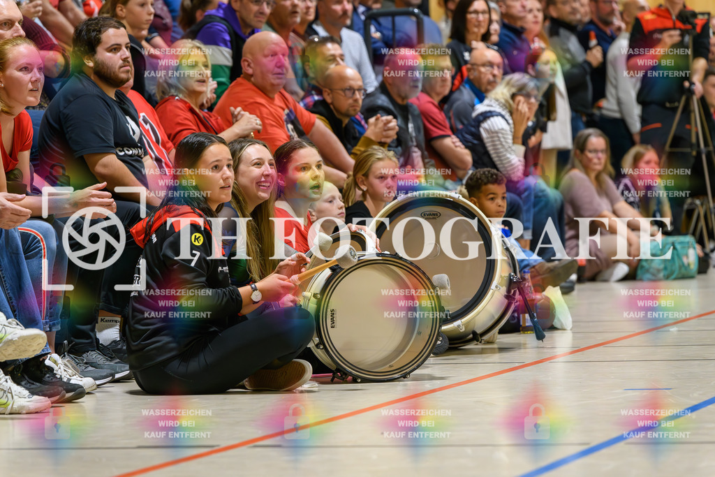 GER, SG Maulburg/Steinen - HSV Schopfheim, Handball, Landesliga, 4. Spieltag, Saison 2023/2024, 14.10.2023 | Fans beim Spiel mit Trommel

GER, SG Maulburg/Steinen - HSV Schopfheim, Handball, Landesliga, 4. Spieltag, Saison 2023/2024, 14.10.2023

Foto: TH Fotografie/Thomas Hess