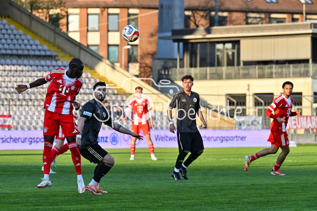 FC Bayern Amateure - SpVgg Ansbach | MUNICH, GERMANY - 17. APRIL: im Duell Bajung DARBOE (FC Bayern München II 7) und Patrick KROIß (SpVgg Ansnabch 10) während dem Match zwischen den Amateuren des FC Bayern München und der SpVgg Ansbach am 29. Spieltag der Regionalliga Bayern im Grünwalder Stadion