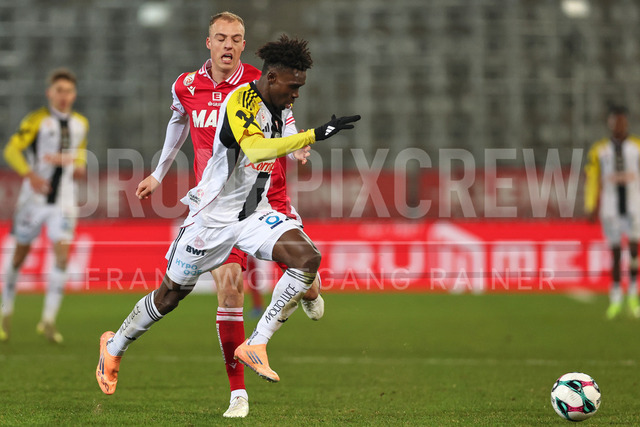 Austrian Bundesliga: Grazer AK 1902 vs LASK | GRAZ, AUSTRIA, 13.DEC.25 - SOCCER - ADMIRAL Bundesliga, Grazer AK 1902 vs LASK. The image shows Modou Keba Cisse (Lask) and Alexander Hofleitner (GAK).