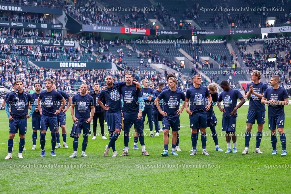 BMG16052601110 | 16.05.2026, Fußball, Borussia Mönchengladbach - TSG 1899 Hoffenheim, 1. Fußball Bundesliga, 34.Spieltag, Borussia-Park, Saison 2025 2026: Die Hoffenheimer Mannschaft steht vor der Fankurve und bedankt sich nach dem Spiel für die Unterstützung. Die Mannschaft trägt ein Trikot mit dem Aufdruck Schriftzug Nicht so schlecht für einen Dorfverein. Adam Hlozek&nbsp;(TSG Hoffenheim #23) Albian Hajdari&nbsp;(TSG Hoffenheim #21) Vladimir Coufal&nbsp;(TSG Hoffenheim #34) Kevin Akpoguma&nbsp;(TSG Hoffenheim #25) Torwart Luca Philipp&nbsp;(TSG Hoffenheim #37) Alexander Prass&nbsp;(TSG Hoffenheim #22) Grischa Prömel&nbsp;(TSG Hoffenheim #06) Bazoumana Toure&nbsp;(TSG Hoffenheim #29)  Wouter Burger&nbsp;(TSG Hoffenheim #18) Andrej Kramaric&nbsp;(TSG Hoffenheim #27)  DFB regulations prohibit any use of photographs as image sequences and or quasi-video.