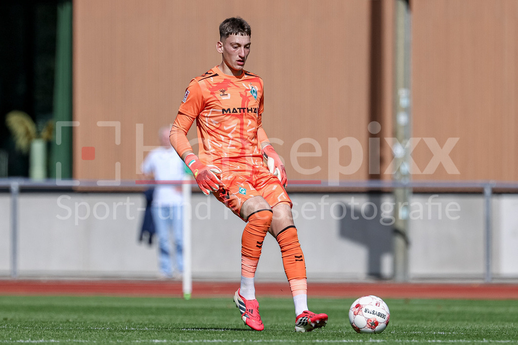 Fussball, Regionalliga Nord, SV Werder Bremen II - HSC Hannover | Stefan Smarkalev (Torhüter, Torwart, SV Werder Bremen II, 1) am Ball, Freisteller, Einzelbild, Ganzkörper, Aktion, Action, Spielszene