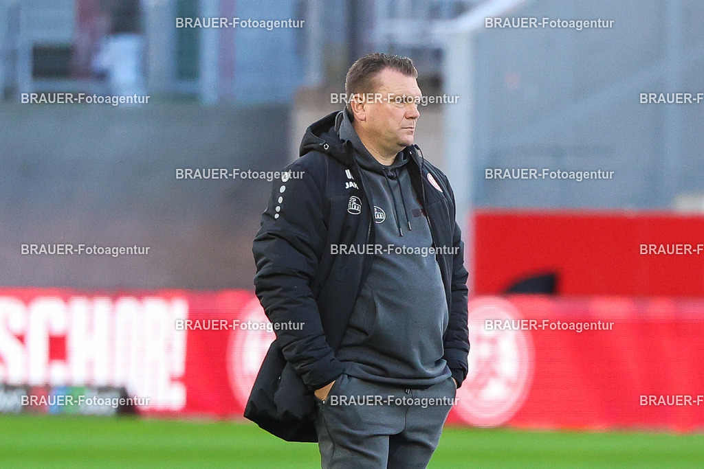 Rot-Weiss Essen - 1.Fc Schweinfurt | Essen, Deutschland, 02.11.2025 Uwe Koschinat (Rot-Weiss Essen) schautwährend des 3.Liga Spiels zwischen  Rot-Weiss Essen und 1.Fc Schweinfurt am 02.11.2025 im Stadion an der Hafenstraße in Essen. (Foto von Timo Bluhmki-Schmidt/Brauer Fotoagentur