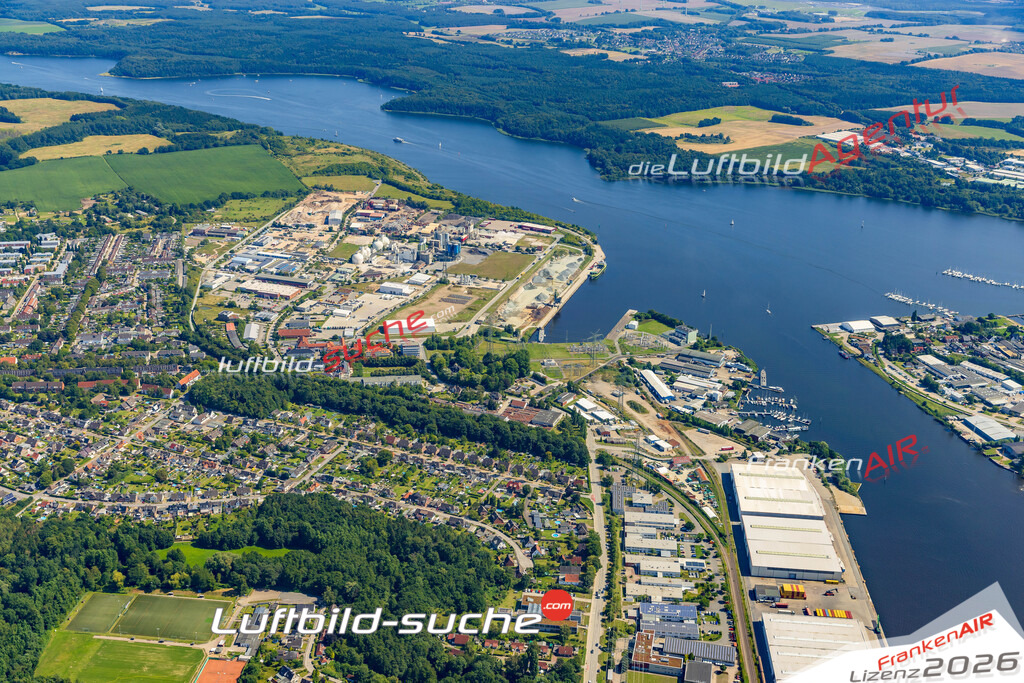 Klassische Luftaufnahme ohne Drohne zeigt:Herrenwyk bei Lübeck - Die Luftbildaufnahme wurde 2025 vom UL-Flugzeug heraus erstellt ( keine Drohnenaufnahme ) - Hochauflösende Luftaufnahme -Nicht vergleichbar mit Google Maps oder Satelittenbilder- Die Geschenkidee !Mit Lizenz und Bildrechte bestellbar