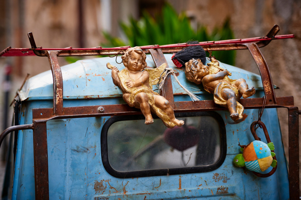 Blaues Mopedauto Turbo Star mit vergoldeten Engeln | Orvieto, Italien - September 05, 2016: Blaues Mopedauto Turbo Star mit vergoldeten Engeln. - Realisiert mit Pictrs.com