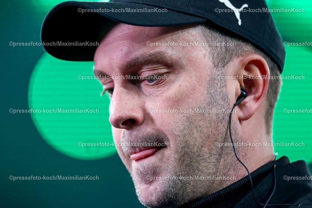 BMG28112501011 | 28.11.2025, Fußball, Borussia Mönchengladbach - RB Leipzig, 1. Fußball Bundesliga, 12.Spieltag, Borussia-Park, Saison 2025 2026: Cheftrainer Ole Werner (RB Leipzig #hc) DFB regulations prohibit any use of photographs as image sequences and or quasi-video.