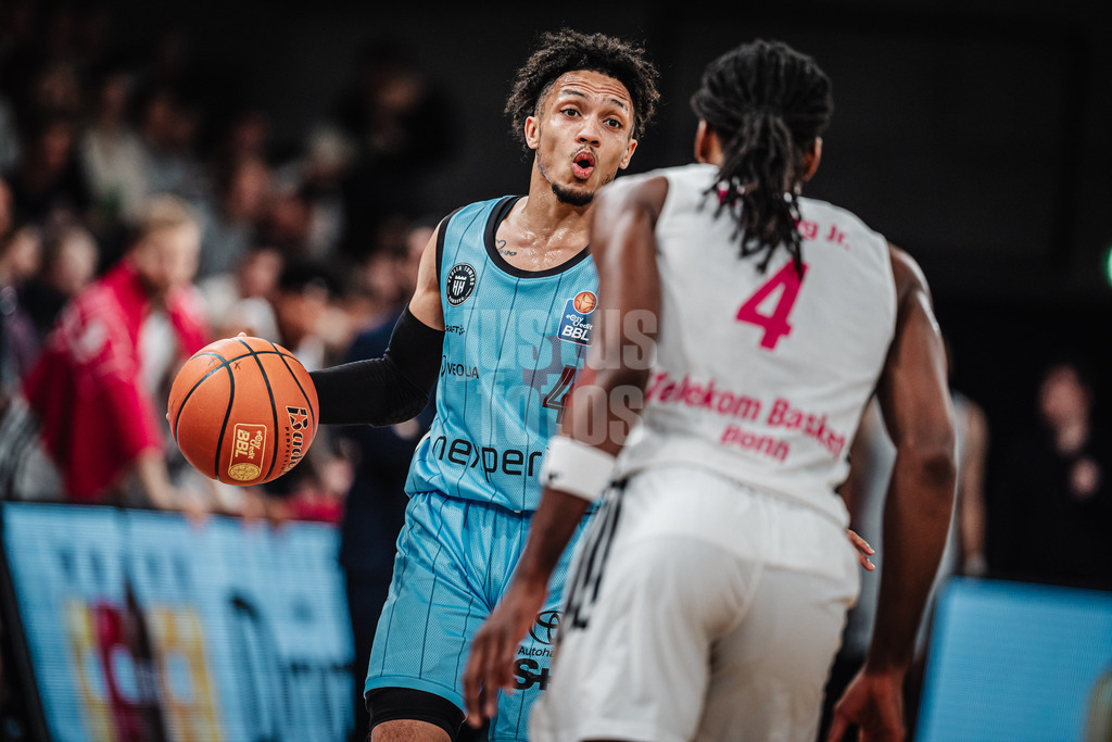Basketball | Männer | Saison 2024/2025 | easyCredit Basketball Bundesliga | 16. Spieltag | Veolia Towers Hamburg vs. Telekom Baskets Bonn | 10.01.2025 | v.l. Jaizec Lottie (#4, Veolia Towers Hamburg) gegen Phlandrous Fleming Jr. (#4, Telekom Baskets Bonn)