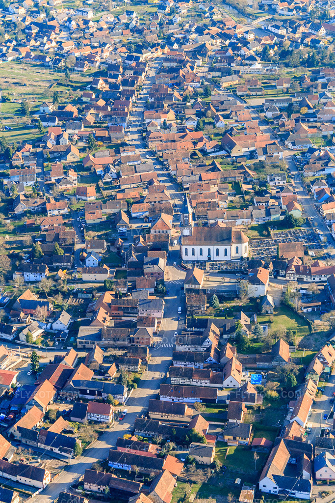 Aerial view: Rue de la Dîme from the north with Presbytère Catholique in Bietlenheim in the state Bas-Rhin, France. – Photo: IMG_097652.jpg taken on 03/16/2017 by Werner Riehm/FLY-FOTO.com – Resolution of the original: 3648 x 5472 px – Bulletin Paroissial