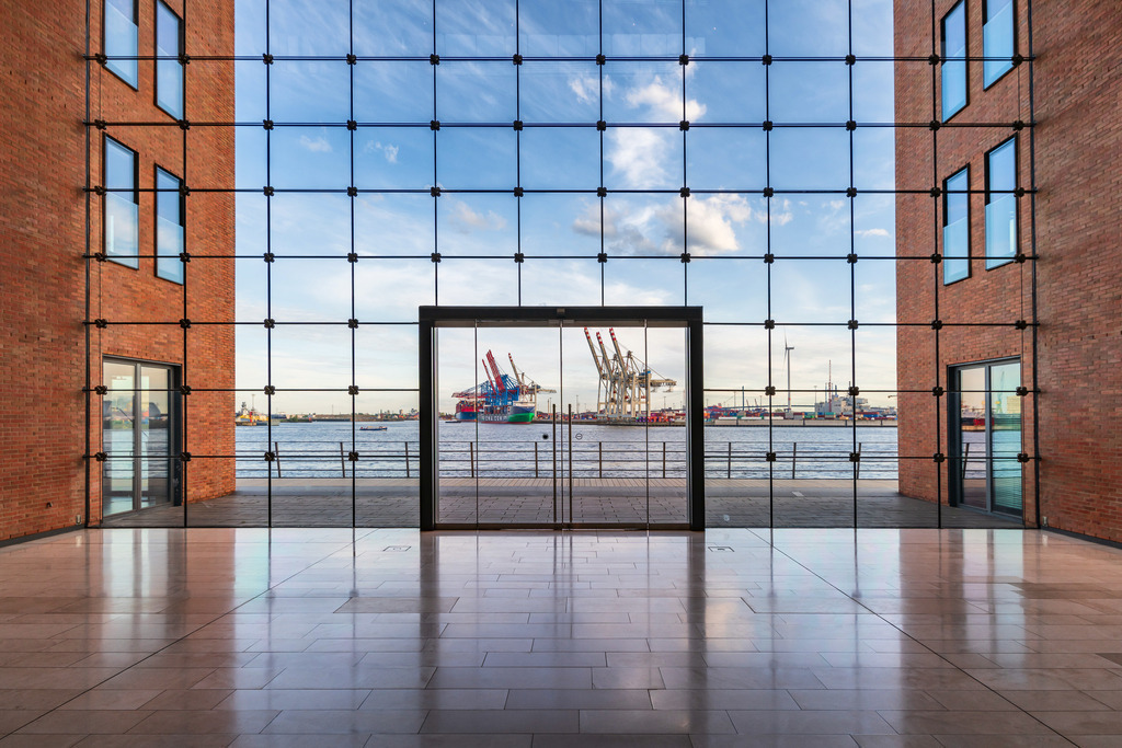 10240504 - Hafenblick | Blick vom Holzhafen auf das Terminal Tollerort im Hamburger Hafen.