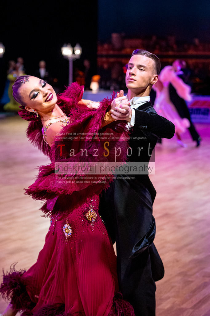 20251212_WDSF_World_Ch_Cup_RS-Std_0924-2 | Tanzsportbilder, Standardtanz, Lateintanz, WDSF, DTV, LTVB, dancecomp, goc, hessen tanzt, blaues band der spree, walzer, tango, wiener walzer, slowfox, quickstepp, samba, rumba, cha-cha-cha, paso doble. jive, hd-kroft photography, turniertanzsport