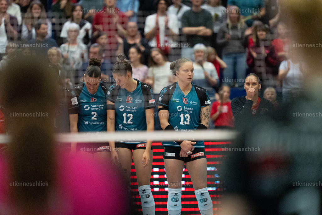 Dresdner SC - Binder Blaubären TSV Flacht, DEKRA 1. Bundesliga Frauen, Volleyball | Im Bild: Lena Kindermann (13, Dresdner SC), Mette Marleen Pfeffer (12, Dresdner SC), Raeven Chase (2, Dresdner SC)24.10.2026, Dresdner SC -  Binder Blaubären TSV Flacht, DEKRA 1. Bundesliga Frauen, Volleyball, Deutschland, Dresden, Cyberport Arena