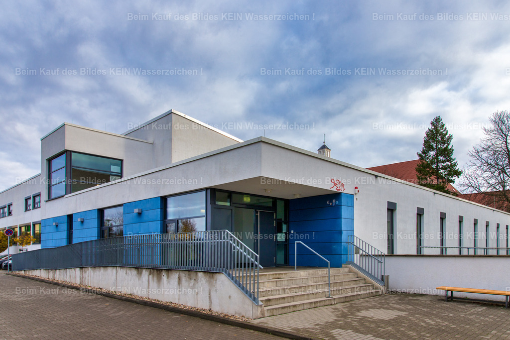 Magdeburg-7175 | Manche Orte rücken erst dann in den Mittelpunkt, wenn sich etwas verändert.Seit der Schließung der Elbeschwimmhalle hat die Schwimmhalle Diesdorf für viele Magdeburger deutlich an Bedeutung gewonnen. Vielleicht ein guter Anlass, diesen Stadtteil einmal neu zu entdecken. - Realisiert mit Pictrs.com