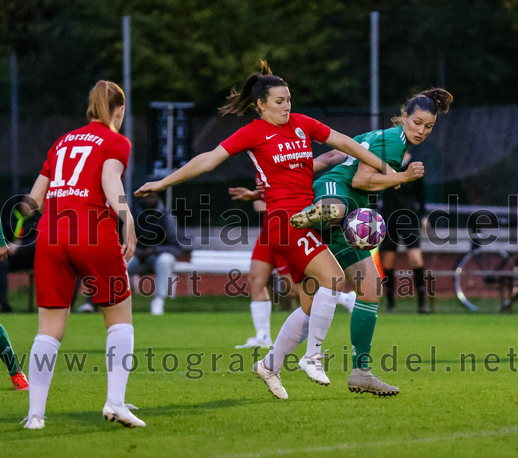2023-10-21_026_FC_Forstern_gegen_FC_Ezelsdorf | Forstern, Deutschland, 21.10.2023:
Fußball, Frauen Bayernliga 2023 / 2024, 8. Spieltag, FC Forstern gegen FC Ezelsdorf, Endergebnis: 2:1

Julia Deißenböck (FC Forstern, #17), Vanessa Meingaßner (FC Forstern, #21), Jenny Hallmann (FC Ezelsdorf, #16)

Foto: Christian Riedel / fotografie-riedel.net
