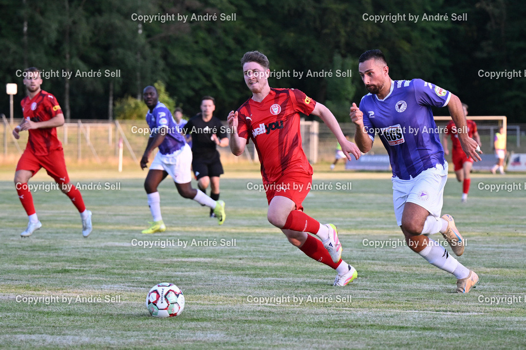 VfR Neumünster vs FC Kilia Kiel | Rafael Krause (VfR #21) vs Tom Warncke (Kilia #5) / Fußball-Oberliga Männer 2026/2027 / VfR Neumünster vs FC Kilia Kiel / Grümmi-Arena / Neumünster / 04.08.26 - Realisiert mit Pictrs.com