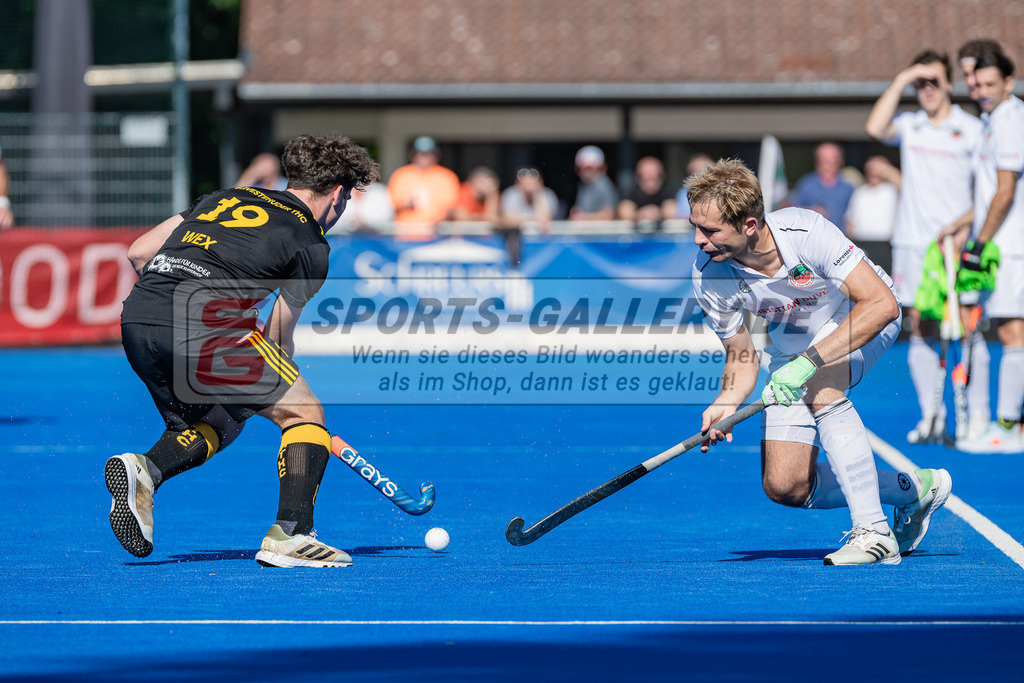 HK_20231001_104949 | 1.Bundesliga Herren Crefelder HTC - Harvestehuder THC am 1.10.2023 CHTC, Krefeld , Titus Wx ( Harvestehuder THC #19 ) , van Ehren Christian ( Crefelder HTC #16 )