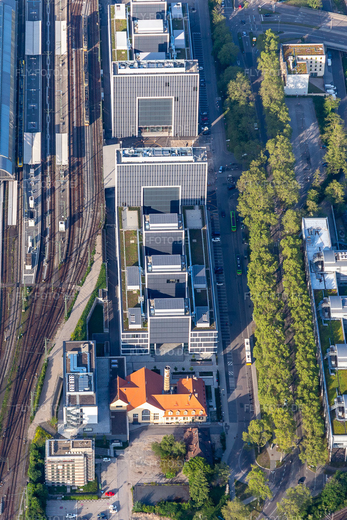 Luftbild: Bürogebäude des Verwaltungs- und Geschäftshauses der DB Training, Learning & Consulting, Trainingszentrum am Hauptbahnhof. im Ortsteil Weiherfeld-Dammerstock in Karlsruhe im Bundesland Baden-Württemberg in Deutschland. Foto: IMG_126878.jpg vom 28.05.2021 durch Werner Riehm/FLY-FOTO.de