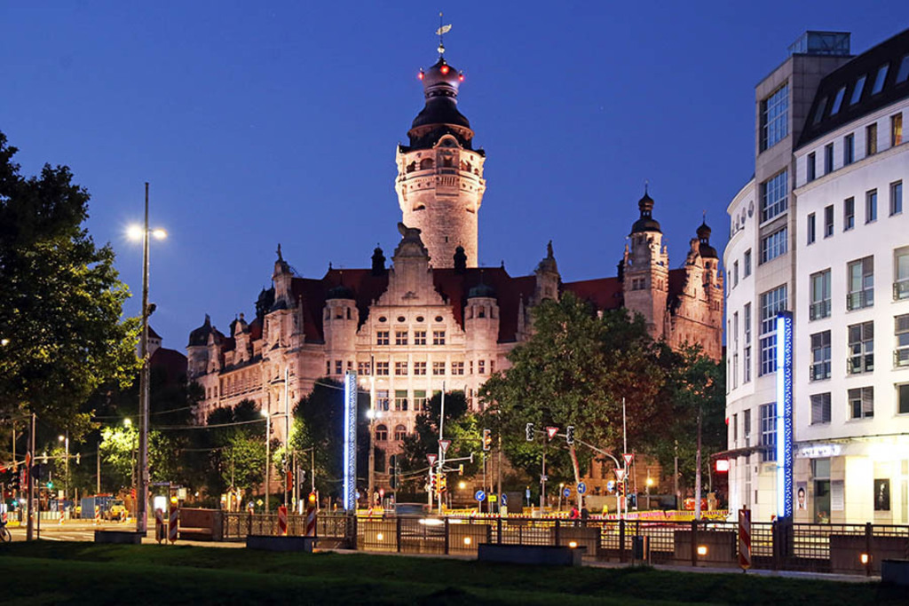 Neues Rathaus bei Nacht | Entdecke über 20 Kategorien Leipzig-Motive: Foto-Downloads, hochwertige Poster, Leinwand- & Fine-Art-Prints. Jetzt Lieblingsfoto im Bildlexikon Leipzig Shop bestellen!