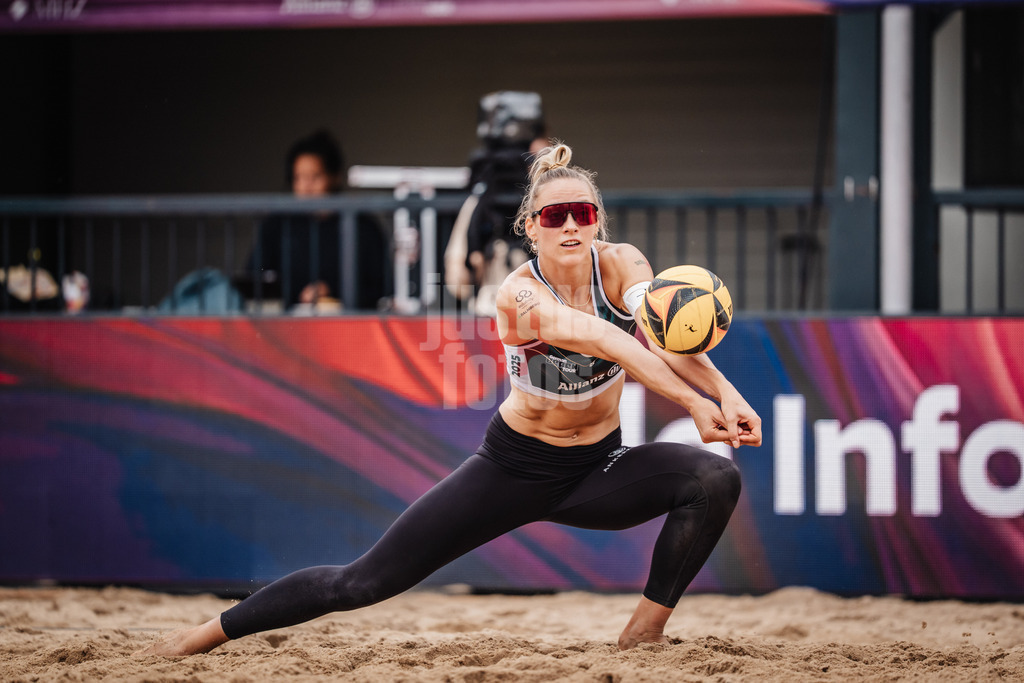Beachvolleyball | Frauen | Allianz German Beach Tour 2025 | Tourstop Hamburg | 01.06.2025 | Louisa Lippmann nimmt den Ball an