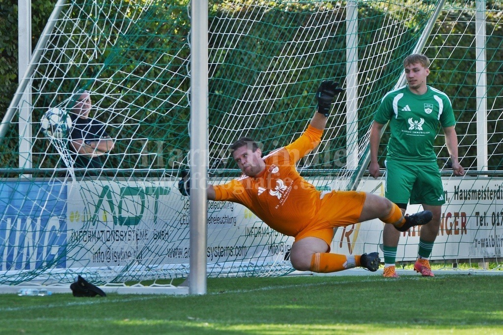 SpVgg Niederalteich : 1. FC Viechtach | Keine Abwehrchance für Niederalteichs Tormann Felix Kainz und Lukas Zacher (SpVgg Niederalteich #14). Der Ball scjlägt zum 0:1 für Viechtach ein - Realisiert mit Pictrs.com