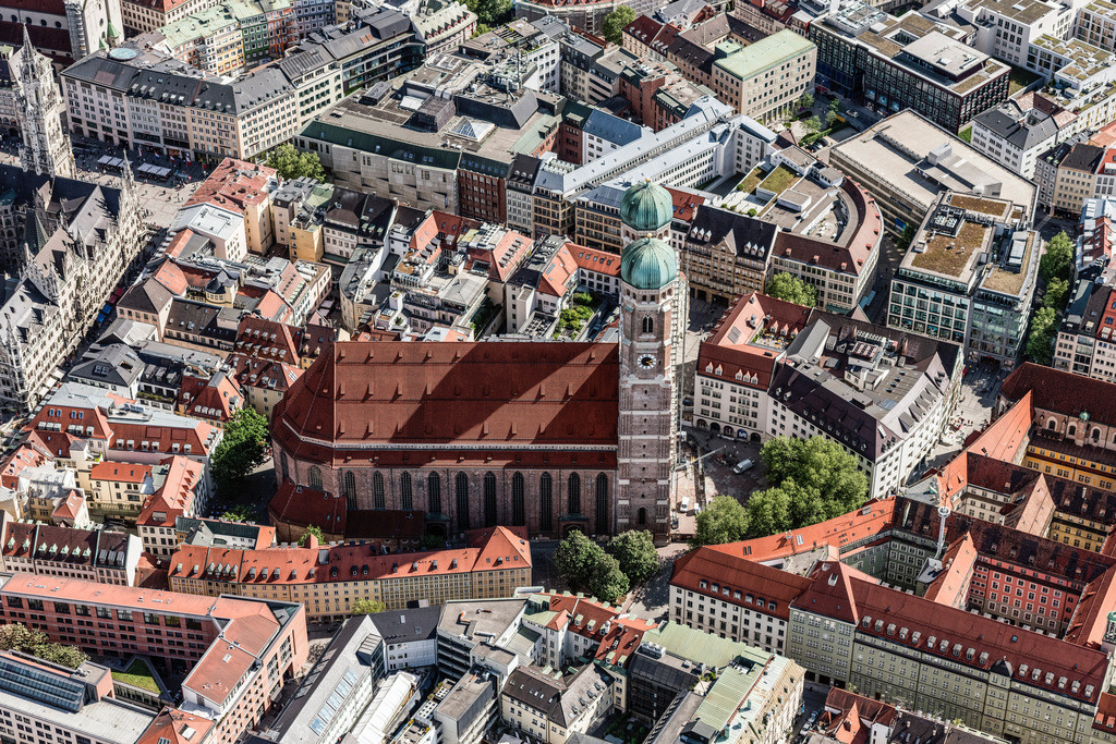 dr__dsc9144.jpg | MüNCHEN 07.05.2018 Frauenkirche im Altstadt- Zentrum von München im Bundesland Bayern. Der dreischiffige spätgotische Backsteinbau ist ein bedeutendes Wahrzeichen der Landeshauptstadt. Der Dom zu Unserer Lieben Frau ist auch als Liebfrauendom bekannt. Weiterführende Informationen bei: Staatliches Bauamt München 1. // Church building of the Frauenkirche in the old town in Munich in the state Bavaria, Germany. Further information at: Staatliches Bauamt Muenchen 1. Foto: Daniel Reiter