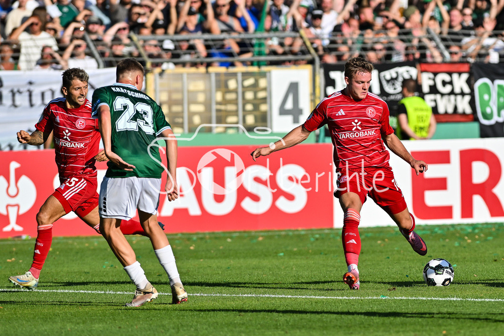 1. FC Schweinfurt 05 - Fortuna Düsseldorf | in dieser Sezen versucht sich Christian RASMUSSEN (Fortuna 10) mit einem Torschuss / DFB-Pokal: 1. FC Schweinfurt 05 - Fortuna Düsseldorf; Riedel-Bau Arena am 18.08.2025