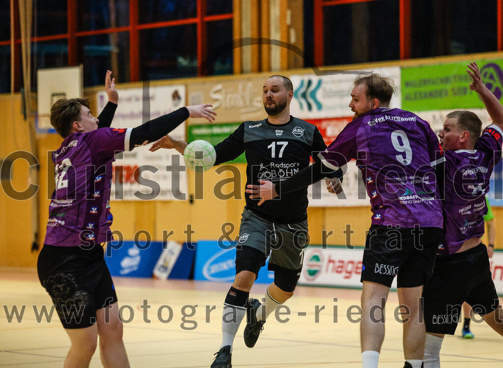 2024-03-23_021_SpVgg_Altenerding_II_gegen_ASV_Dachau_III | Erding, Deutschland, 23.03.2024:
Handball, Bezirksklasse Männer Staffel Süd West 2023 / 2024, 14. Spieltag, SpVgg Altenerding II gegen ASV Dachau 
III, Endergebnis: 24:32

Simon Dybilasz (SpVgg Altenerding, #42), Nicolas Loderer (ASV Dachau, #17), Julian Kreisig (SpVgg Altenerding, #9), Tristan Gerhardt (SpVgg Altenerding, #71)

Foto: Christian Riedel / fotografie-riedel.net