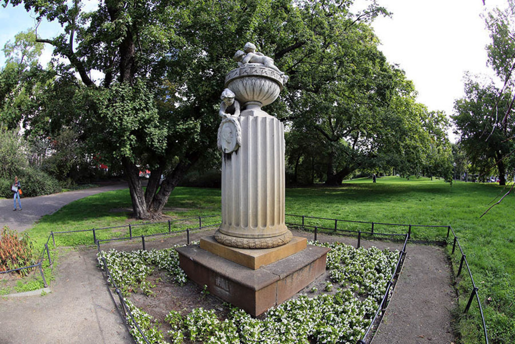 Foto: Leipzig - Gellert-Denkmal | Das Team hinter BILDLEXIKON LEIPZIG bündelt historische wie aktuelle Informationen über die Stadt Leipzig in Text und Bild auf einer Plattform und stellt diese der interessierten Öffentlichkeit zur Verfügung.