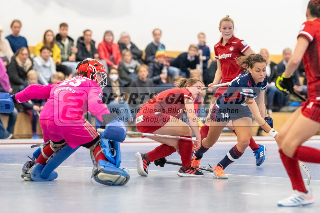 SFE_20221127_0081 | 1. Bundesliga Hockey Damen Düsseldorfer HC - Rot-Weiss Köln am 27.11.2022 in Düsseldorf (Düsseldorfer Hockeyclub 1905 e.V.), Photo: Stephan Fehrmann 2022 (Sports-Gallery),Lisa Höllriegl ( Torfrau Rot-Weiss Köln #23 ) ,Oruz Selin ( Düsseldorfer HC #14 )