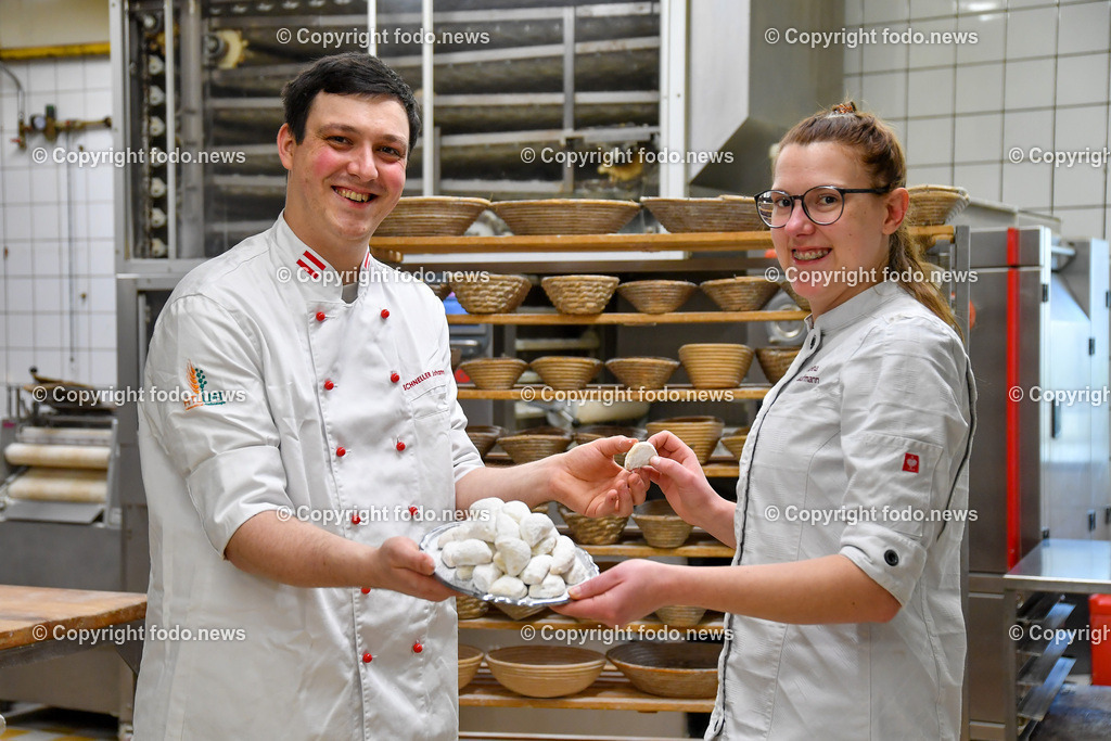 Baeckerei St. Valentin_ Love Keks_ 09.02.2023-3 | 09.02.2023, St. Valentin, AUT, Baeckerei Schneller, Love Keks im Bild Johannes Schneller und Martina Kaufmann mit den Love Keks