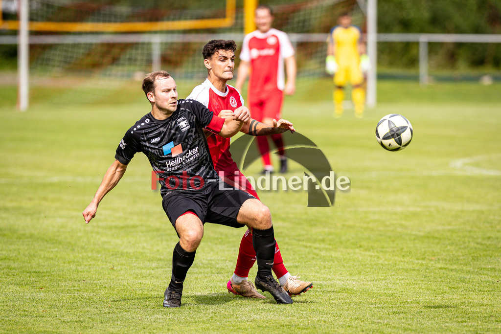 SV Raisting gegen MTV München | Fußball Herren Bezirksliga Oberbayern Süd 2025/26 9. Spieltag, SV Raisting gegen MTV München, 20250913,Zweikampf, 2025-09-13 in Raisting (Raiffeisen Arena Raisting), Valentin DAMMASCH (MTV München Kapitän 10), Gianluca ZANDT (SV Raisting Kapitän 19), Copyright: WolfgangxLindner www.foto-lindner.de